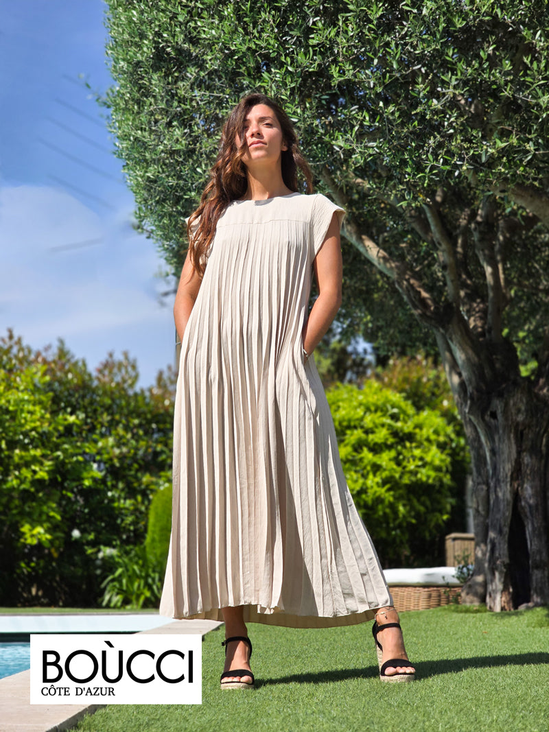 Esprit Élancé – Robe Longue Plissée Épurée